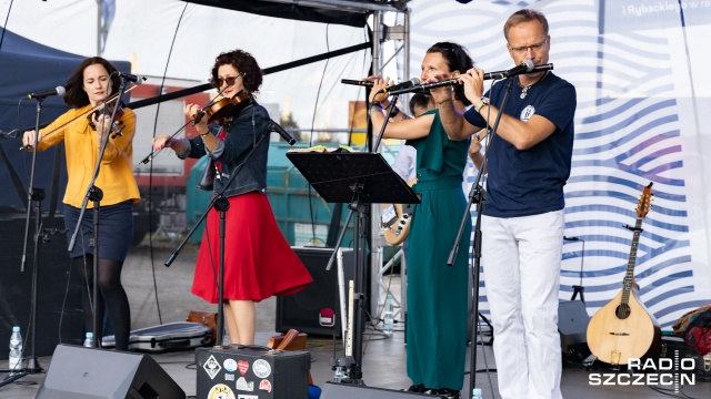 Fot. Robert Stachnik [Radio Szczecin] Plenerowa kuchnia na Łasztowni. Króluje ryba [DUŻO ZDJĘĆ]