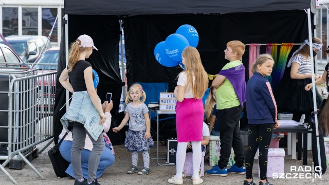 Fot. Robert Stachnik [Radio Szczecin] Plenerowa kuchnia na Łasztowni. Króluje ryba [DUŻO ZDJĘĆ]