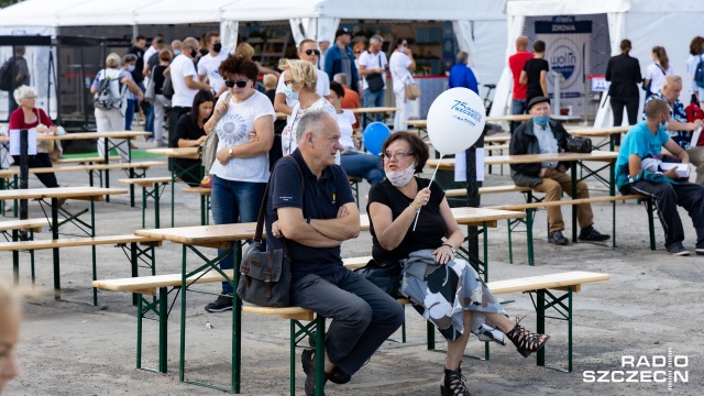 Fot. Robert Stachnik [Radio Szczecin] Plenerowa kuchnia na Łasztowni. Króluje ryba [DUŻO ZDJĘĆ]