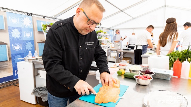 Fot. Robert Stachnik [Radio Szczecin] Plenerowa kuchnia na Łasztowni. Króluje ryba [DUŻO ZDJĘĆ]