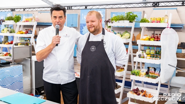 Fot. Robert Stachnik [Radio Szczecin] Plenerowa kuchnia na Łasztowni. Króluje ryba [DUŻO ZDJĘĆ]