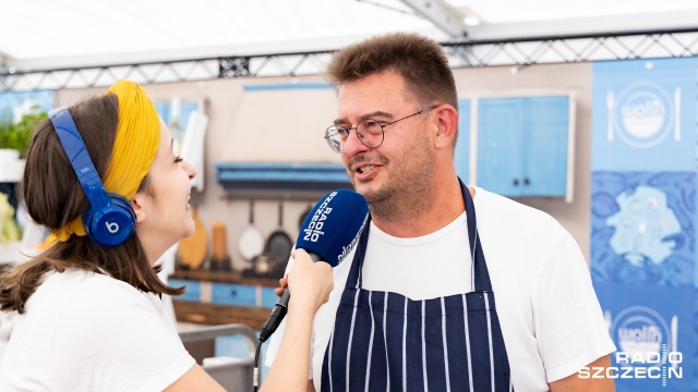 Fot. Robert Stachnik [Radio Szczecin] Plenerowa kuchnia na Łasztowni. Króluje ryba [DUŻO ZDJĘĆ]