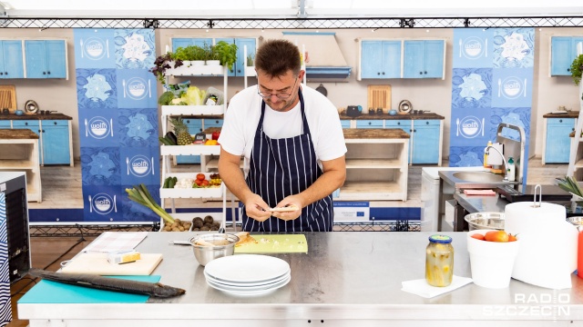 Fot. Robert Stachnik [Radio Szczecin] Plenerowa kuchnia na Łasztowni. Króluje ryba [DUŻO ZDJĘĆ]