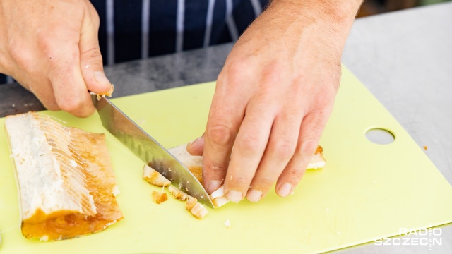 Fot. Robert Stachnik [Radio Szczecin] Plenerowa kuchnia na Łasztowni. Króluje ryba [DUŻO ZDJĘĆ]