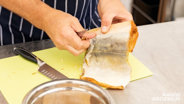 Fot. Robert Stachnik [Radio Szczecin] Plenerowa kuchnia na Łasztowni. Króluje ryba [DUŻO ZDJĘĆ]