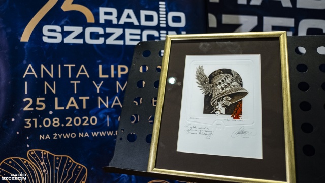 Podarunek od Prezydentem Stargardu Fot. Wojciech Ochrymiuk [Radio Szczecin] 75 lat Radia Szczecin. Prezydent i premier dziękują za dobrą pracę. Były też inne prezenty... [3XWIDEO, DUŻO ZDJĘĆ]