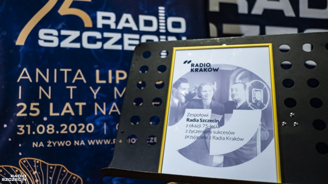 Gratulacje od Radia Kraków Fot. Wojciech Ochrymiuk [Radio Szczecin] 75 lat Radia Szczecin. Prezydent i premier dziękują za dobrą pracę. Były też inne prezenty... [3XWIDEO, DUŻO ZDJĘĆ]