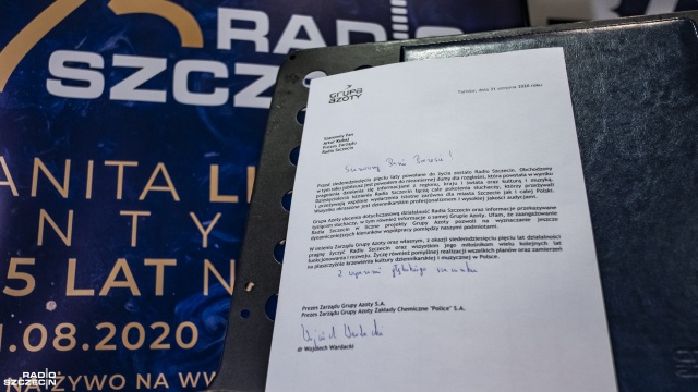 Gratulacje od Prezesa Grupy Azoty doktora Wojciecha Wardackiego Fot. Wojciech Ochrymiuk [Radio Szczecin] 75 lat Radia Szczecin. Prezydent i premier dziękują za dobrą pracę. Były też inne prezenty... [3XWIDEO, DUŻO ZDJĘĆ]
