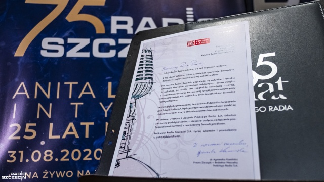 Gratulacje Prezesa Zarządu Polskiego Radia doktor Agnieszki Kamińskiej Fot. Wojciech Ochrymiuk [Radio Szczecin] 75 lat Radia Szczecin. Prezydent i premier dziękują za dobrą pracę. Były też inne prezenty... [3XWIDEO, DUŻO ZDJĘĆ]