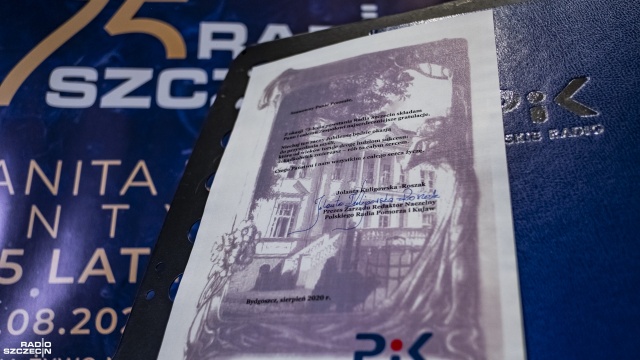 Gratulacje od Radia PiK Fot. Wojciech Ochrymiuk [Radio Szczecin] 75 lat Radia Szczecin. Prezydent i premier dziękują za dobrą pracę. Były też inne prezenty... [3XWIDEO, DUŻO ZDJĘĆ]