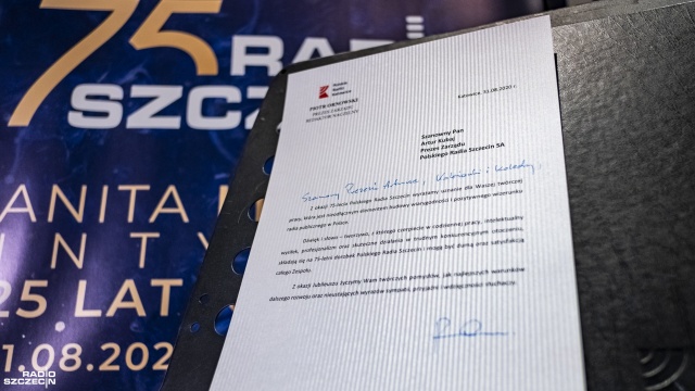 Gratulacje od Polskiego Radia Katowice Fot. Wojciech Ochrymiuk [Radio Szczecin] 75 lat Radia Szczecin. Prezydent i premier dziękują za dobrą pracę. Były też inne prezenty... [3XWIDEO, DUŻO ZDJĘĆ]