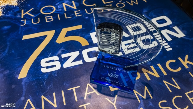 Mikrofon od Grupy Azoty Fot. Wojciech Ochrymiuk [Radio Szczecin] 75 lat Radia Szczecin. Prezydent i premier dziękują za dobrą pracę. Były też inne prezenty... [3XWIDEO, DUŻO ZDJĘĆ]