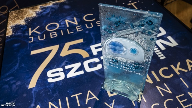Statuetka o Radia Lublin Fot. Wojciech Ochrymiuk [Radio Szczecin] 75 lat Radia Szczecin. Prezydent i premier dziękują za dobrą pracę. Były też inne prezenty... [3XWIDEO, DUŻO ZDJĘĆ]