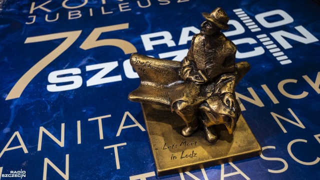 Ławeczka Tuwima od Radia Łódź Fot. Wojciech Ochrymiuk [Radio Szczecin] 75 lat Radia Szczecin. Prezydent i premier dziękują za dobrą pracę. Były też inne prezenty... [3XWIDEO, DUŻO ZDJĘĆ]