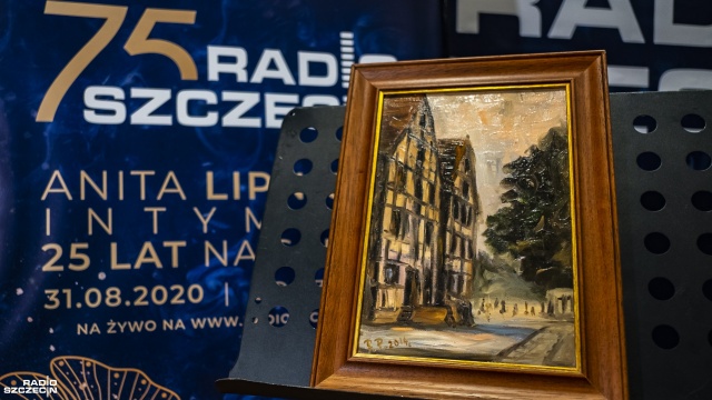 Dar od Radia Pomorza i Kujaw Fot. Wojciech Ochrymiuk [Radio Szczecin] 75 lat Radia Szczecin. Prezydent i premier dziękują za dobrą pracę. Były też inne prezenty... [3XWIDEO, DUŻO ZDJĘĆ]