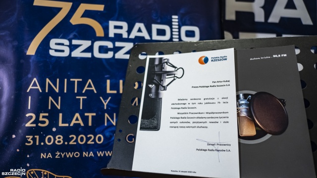 Gratulacje od Polskiego Radia Rzeszów Fot. Wojciech Ochrymiuk [Radio Szczecin] 75 lat Radia Szczecin. Prezydent i premier dziękują za dobrą pracę. Były też inne prezenty... [3XWIDEO, DUŻO ZDJĘĆ]