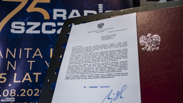 List od Prezydenta RP Andrzeja Dudy Fot. Wojciech Ochrymiuk [Radio Szczecin] 75 lat Radia Szczecin. Prezydent i premier dziękują za dobrą pracę. Były też inne prezenty... [3XWIDEO, DUŻO ZDJĘĆ]