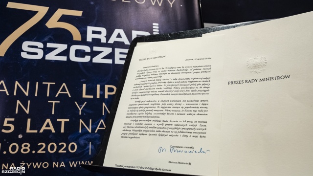 List od Prezesa Rady Ministrów Matusza Morawieckiego Fot. Wojciech Ochrymiuk [Radio Szczecin] 75 lat Radia Szczecin. Prezydent i premier dziękują za dobrą pracę. Były też inne prezenty... [3XWIDEO, DUŻO ZDJĘĆ]