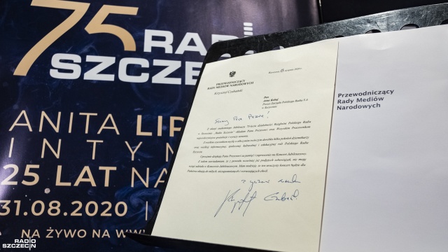 List od Przewodniczącego Rady Mediów Narodowych Krzysztofa Czabańskiego Fot. Wojciech Ochrymiuk [Radio Szczecin] 75 lat Radia Szczecin. Prezydent i premier dziękują za dobrą pracę. Były też inne prezenty... [3XWIDEO, DUŻO ZDJĘĆ]