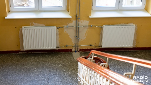 Koszt termomodernizacji zabytkowego budynku "Jedynki" to ponad 1 milion złotych. Fot. Robert Stachnik [Radio Szczecin] Świnoujska SP1 zimą będzie "ciepła i przyjazna" [ZDJĘCIA]
