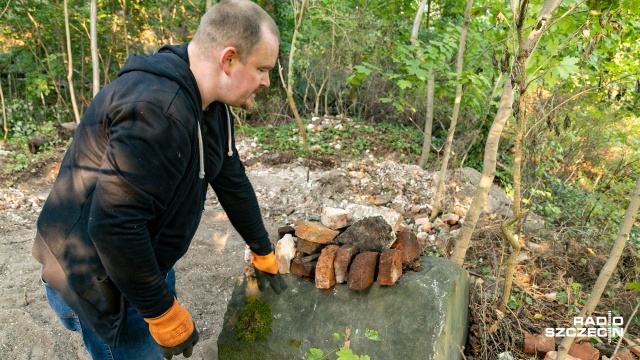 Fot. Robert Stachnik [Radio Szczecin] Zbezczeszczenie ludzkich szczątków na Żelechowej [ZDJĘCIA]