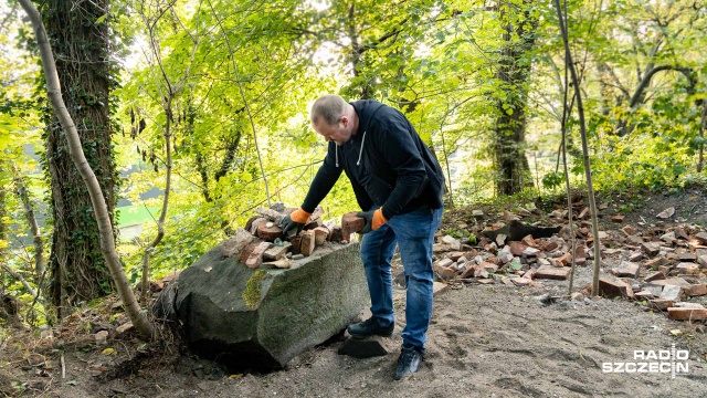 Fot. Robert Stachnik [Radio Szczecin] Zbezczeszczenie ludzkich szczątków na Żelechowej [ZDJĘCIA]