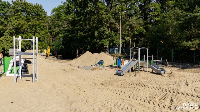 Plac zabaw powstaje przy ulicy Kolejowej 33. Fot. Robert Stachnik [Radio Szczecin] Innowacyjny plac zabaw w Międzyzdrojach [ZDJĘCIA]