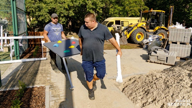 Plac zabaw powstaje przy ulicy Kolejowej 33. Fot. Robert Stachnik [Radio Szczecin] Innowacyjny plac zabaw w Międzyzdrojach [ZDJĘCIA]