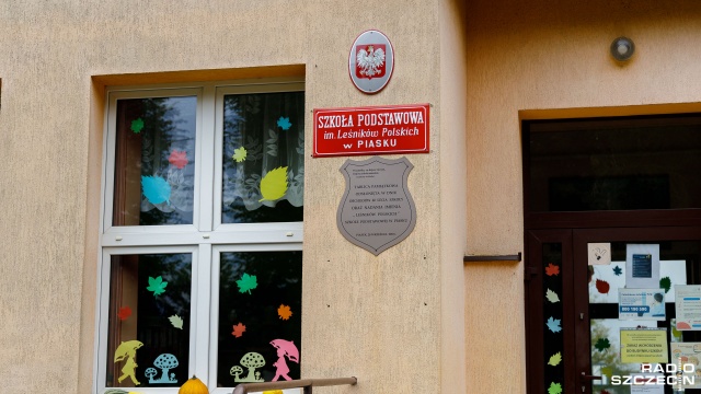 Fot. Robert Stachnik [Radio Szczecin] Wrócił spór o wiejską szkołę w Piasku [ZDJĘCIA]