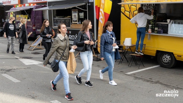 Fot. Robert Stachnik [Radio Szczecin] Na słodko lub na ostro - jak kto lubi. Kolejny zlot food trucków [ZDJĘCIA]