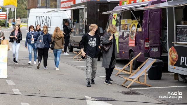 Fot. Robert Stachnik [Radio Szczecin] Na słodko lub na ostro - jak kto lubi. Kolejny zlot food trucków [ZDJĘCIA]