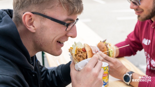 Fot. Robert Stachnik [Radio Szczecin] Na słodko lub na ostro - jak kto lubi. Kolejny zlot food trucków [ZDJĘCIA]