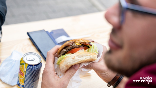 Fot. Robert Stachnik [Radio Szczecin] Na słodko lub na ostro - jak kto lubi. Kolejny zlot food trucków [ZDJĘCIA]