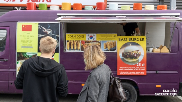 Fot. Robert Stachnik [Radio Szczecin] Na słodko lub na ostro - jak kto lubi. Kolejny zlot food trucków [ZDJĘCIA]