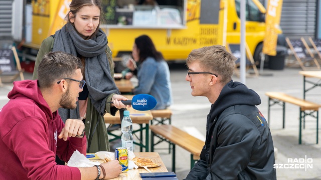 Fot. Robert Stachnik [Radio Szczecin] Na słodko lub na ostro - jak kto lubi. Kolejny zlot food trucków [ZDJĘCIA]
