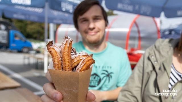Fot. Robert Stachnik [Radio Szczecin] Na słodko lub na ostro - jak kto lubi. Kolejny zlot food trucków [ZDJĘCIA]