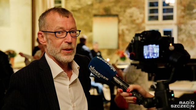 Fot. Robert Stachnik [Radio Szczecin] "Nieziemski człowiek" wystąpił w sali stworzonej w miejscu obory [WIDEO, DUŻO ZDJĘĆ]