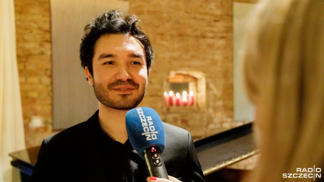 Fot. Robert Stachnik [Radio Szczecin] "Nieziemski człowiek" wystąpił w sali stworzonej w miejscu obory [WIDEO, DUŻO ZDJĘĆ]