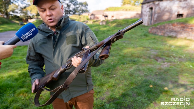 Pistolet UD42 został wyprodukowany w 1942 roku w Connecticut. Fot. Robert Stachnik [Radio Szczecin] Broń Cichociemnego w świnoujskim muzeum [ZDJĘCIA]