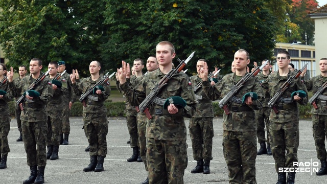 Fot. Robert Stachnik [Radio Szczecin] Elewi złożyli przysięgę w koszarach 12. Brygady [DUŻO ZDJĘĆ]