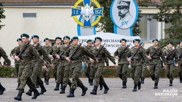 Fot. Robert Stachnik [Radio Szczecin] Elewi złożyli przysięgę w koszarach 12. Brygady [DUŻO ZDJĘĆ]