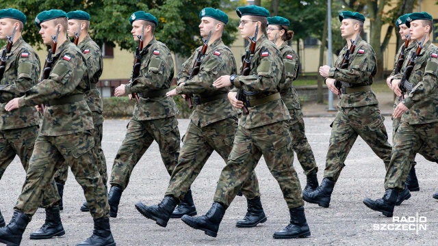 Fot. Robert Stachnik [Radio Szczecin] Elewi złożyli przysięgę w koszarach 12. Brygady [DUŻO ZDJĘĆ]