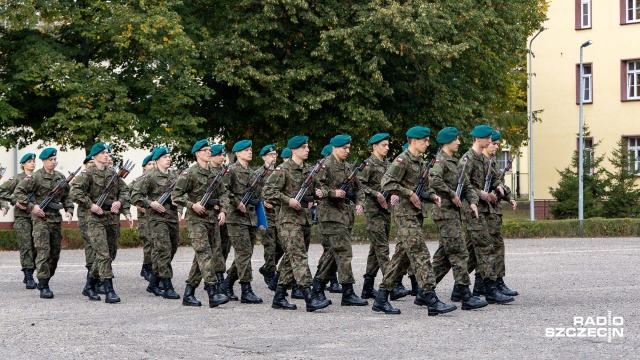Fot. Robert Stachnik [Radio Szczecin] Elewi złożyli przysięgę w koszarach 12. Brygady [DUŻO ZDJĘĆ]