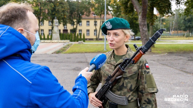 Fot. Robert Stachnik [Radio Szczecin] Elewi złożyli przysięgę w koszarach 12. Brygady [DUŻO ZDJĘĆ]
