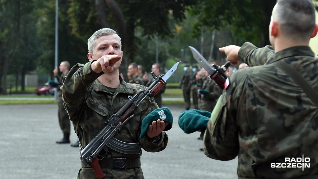 Fot. Robert Stachnik [Radio Szczecin] Elewi złożyli przysięgę w koszarach 12. Brygady [DUŻO ZDJĘĆ]