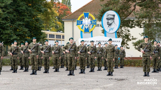 Fot. Robert Stachnik [Radio Szczecin] Elewi złożyli przysięgę w koszarach 12. Brygady [DUŻO ZDJĘĆ]