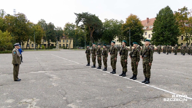 Fot. Robert Stachnik [Radio Szczecin] Elewi złożyli przysięgę w koszarach 12. Brygady [DUŻO ZDJĘĆ]