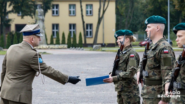 Fot. Robert Stachnik [Radio Szczecin] Elewi złożyli przysięgę w koszarach 12. Brygady [DUŻO ZDJĘĆ]