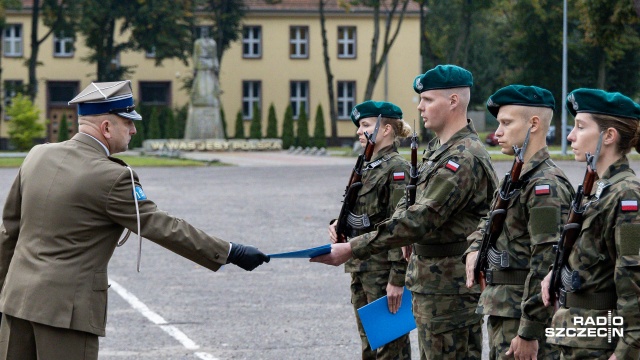 Fot. Robert Stachnik [Radio Szczecin] Elewi złożyli przysięgę w koszarach 12. Brygady [DUŻO ZDJĘĆ]
