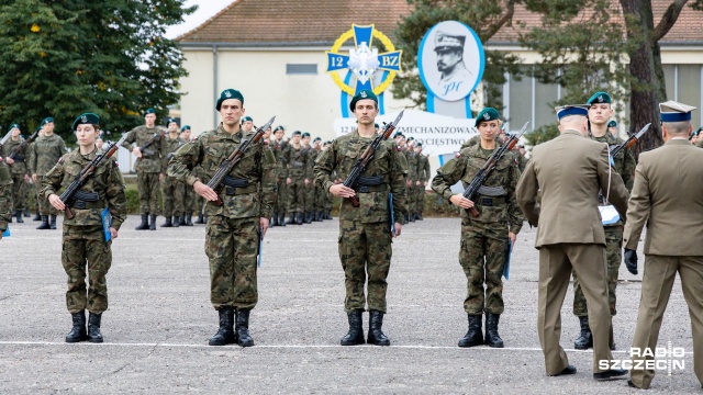 Fot. Robert Stachnik [Radio Szczecin] Elewi złożyli przysięgę w koszarach 12. Brygady [DUŻO ZDJĘĆ]